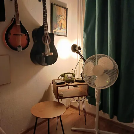 Apartment Guns N' Roses